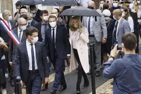 法国总统夫人好出彩！穿淡粉风衣搭同色衬衫，牵手老公化身小女人图片