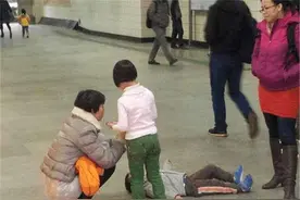 孩子想买玩具被拒绝，当众撒泼打滚，你的做法影响孩子的心理状态图片