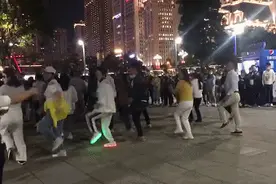 花果园“网红广场舞”重出江湖！这次大家拉开了一定距离图片