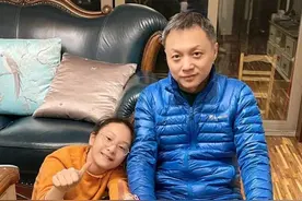陪“黑脸医生”爸爸做康复训练，一起写福字……武汉小女孩的新年愿望清单图片