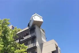 天空“飞来”一个房子，违章停在人家房顶上！看造型没几人敢住图片