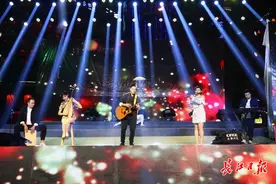 吉他竹笛卡洪鼓，湖北大鼓黄梅戏，吉庆街“艺术比武”汇成一曲《武汉伢》图片