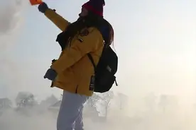 “泼水成冰”成为商机，东边大叔在景区卖热水，40元一瓶供不应求