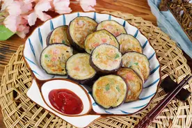 夏天，我家爱吃的“茄子饼”，简单省事，早餐能吃五六块，真香呀图片