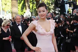 全智贤身材真有料，穿小一号紧身裙撑的好满，身材迷人穿搭也气质图片
