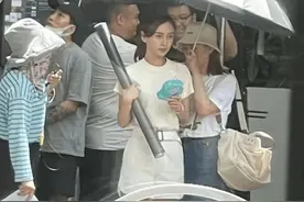 尴尬！网友偶遇Baby拍戏 发生图吐槽其身材：感觉很路人图片