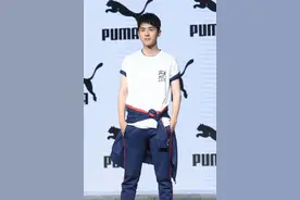 昊然弟弟穿运动装阳光十足，外套系在腰间帅成漫画男主图片