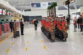 河南省郑州市千余名新兵相约军营图片