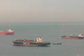 “别来了!”锚地爆满, 80艘船急得团团转! ... 中国货, 堵死了美国港图片