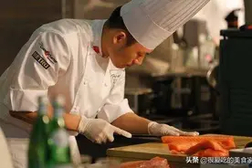 日本厨师炫刀工，把鱼切成“蝴蝶”，中国大厨用一根莲藕霸气反击图片