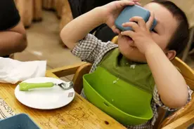 家长注意，别让孩子吃错饭、睡错觉，不然会给孩子的身体带来伤害图片