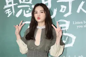 ELLA陈嘉桦，高跟鞋穿得太漂亮了 女人味十足了图片