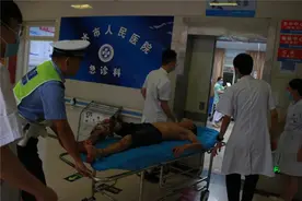 隔着屏幕都觉得痛！工人工作时操作不当，电锯割断大腿大动脉图片