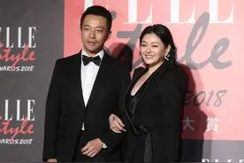 大S这回真尴尬，穿垫肩西装显胖又显老，这身材看着比老公还壮硕图片