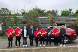 被联合国点赞的雨衣妹妹，支援武汉45天未感染，一边走路一边消毒图片