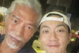 容祖儿前任转战内地捞金，获粉丝索要签名很兴奋，感慨很久没签名图片