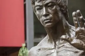 世界各地的李小龙铜像：图4是在欧洲的铜像，图9是其姐姐李秋源图片