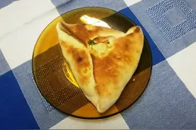 男孩吃馅饼吃出一截断指，饭店老板：厨师把手指切掉了当时没找到图片
