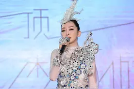 上过三次春晚的萨顶顶嫁入豪门却风光不再图片