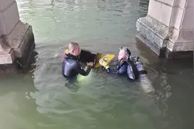 发生了什么事？​蛙人在桂林阳桥下水域打捞，民警现场拉起警戒线图片