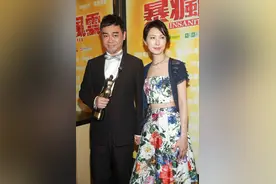 刘青云老婆罕穿露脐装，腰仅巴掌粗，主动送吻老公一脸娇羞太可爱图片