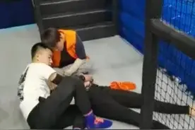 监控记录全过程！女研究生蹦床摔成“完全性截瘫”，蹦床馆赔偿5000元图片