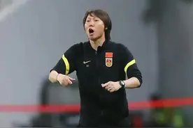 李铁率领下的中国国家队，在场上最痛苦的球员莫过于场上队长图片