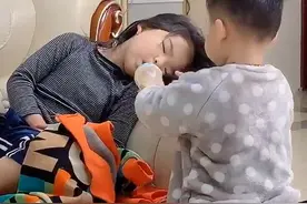 家有二宝，弟弟满满求生欲笑翻妈妈，网友笑称：全网最惨老二图片