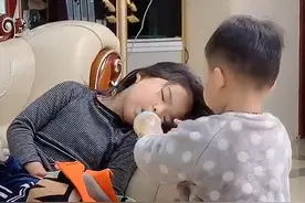 家有二宝，弟弟满满求生欲笑翻妈妈，网友笑称：全网最惨老二图片