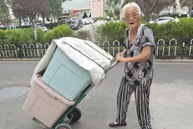 九旬老太，40年前最早进城的农民，如今依然在街头摆地摊自力更生图片