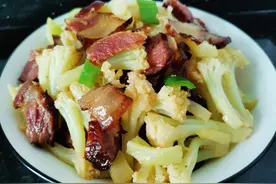 菜花和腊肉这样炒，鲜嫩咸香特别下饭！图片