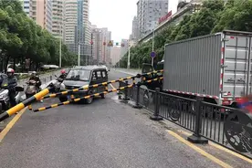今早，贵阳都司高架限高杆被撞断图片
