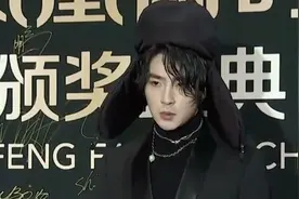 红毯群魔乱舞：男星戴雷锋帽傻气，刘恺威变油腻，陈都灵底裤走光图片