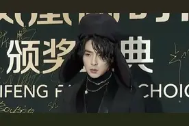 红毯群魔乱舞：男星戴雷锋帽傻气，刘恺威变油腻，陈都灵底裤走光图片