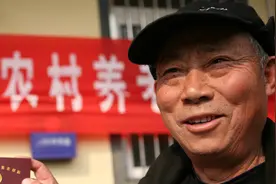 农民交了10年的新农保，现在想要交职工社保，可以合并到一起吗？图片