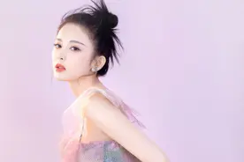 古力娜扎五一晚会造型，一袭繁花长裙搭清雅盘发，是花仙子本仙呀图片