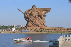 实拍：史上最大的关羽雕像，老外也关注，70米长的大刀图片
