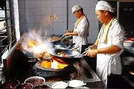 “热锅凉油”什么意思？看了大厨的做法后，才知道自己一直都错了图片
