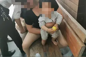 心疼！滨江十个月大宝宝脚被卡在公共座椅，一群人冲了上去图片