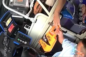 每天坐这辆公交车，武汉爷爷端午给司机送粽子和绿豆糕，司机的回应也超暖心图片