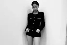 Jennie 挑战「出道最短发」！针织配性感黑丝袜被吐槽：像大妈图片