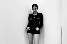 Jennie 挑战「出道最短发」！针织配性感黑丝袜被吐槽：像大妈图片