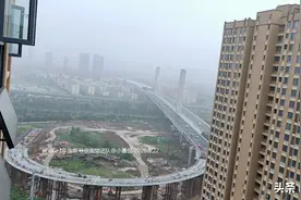 杨泗港快速通道青菱段烽火路下桥匝道钢箱梁顺利合拢！#武汉头条图片