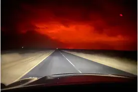 南非暴乱：夜空在燃烧，如同浸透鲜血！枪声四起，美国拒绝帮忙图片