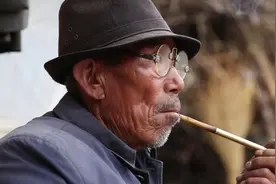 《变形计》苦命爷爷去世，王晨正回村料理后事！网友大赞有情有义图片