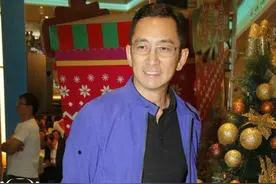 偶遇吴启华的座驾，离婚后跑车变大奔，这两辆车足以打破潦倒传闻图片