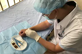 骨科医生用左手给自己右手做手术：我是拿自己“练练手”图片