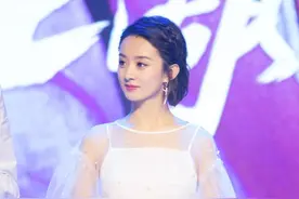 赵丽颖穿着白纱裙，小露香肩展现迷人锁骨，甜美不输18岁少女图片