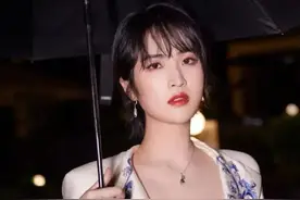 姚安娜时装周走秀，穿刺绣西装裙霸气登场，气场不输姐姐孟晚舟图片