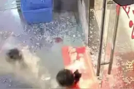 突发！！太吓人！玻璃门突然粉碎脱落，迎面砸中福州一男童图片